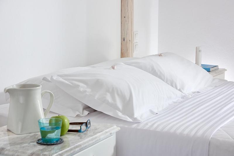 Double Room with Terrace and Pool View image 4