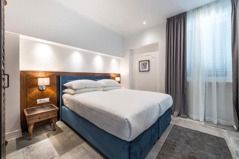 Superior Room with Sea View and Terrace or Balcony image 3