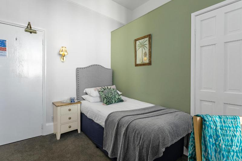 Single Room image 3
