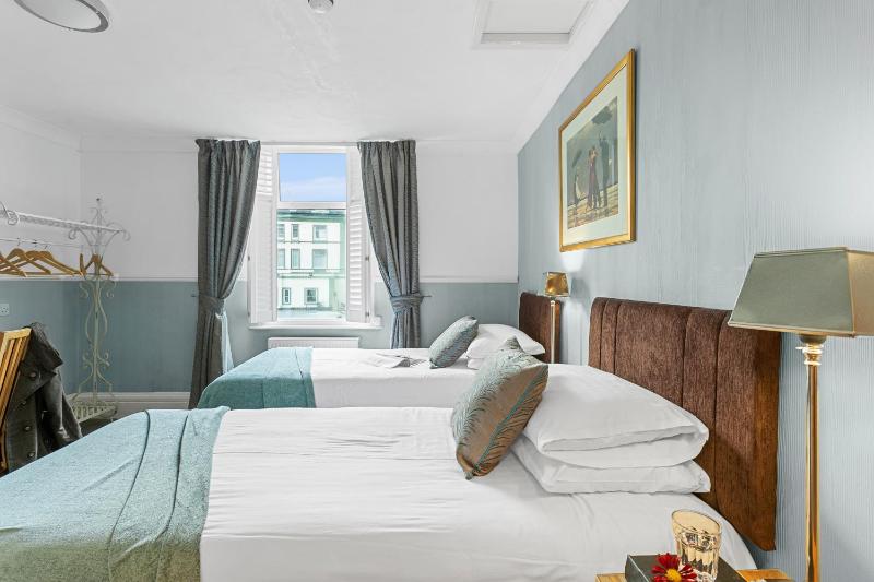 Standard Twin Room image 3