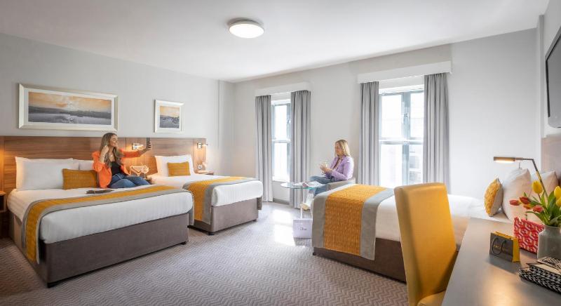 Deluxe Family Room image 2
