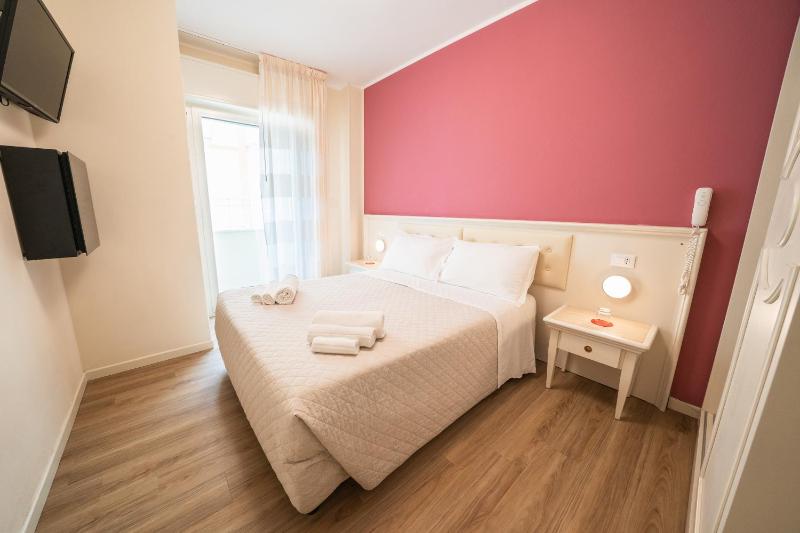 Standard Double Room image 3