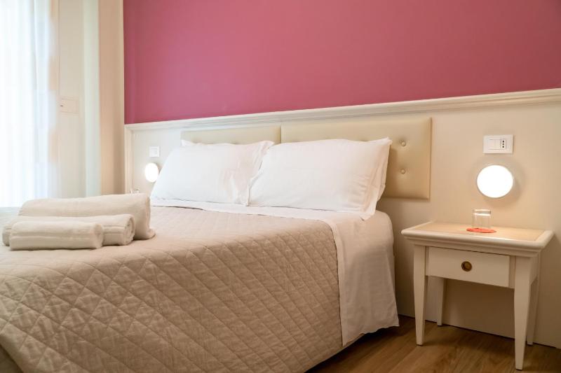 Standard Double Room image 4