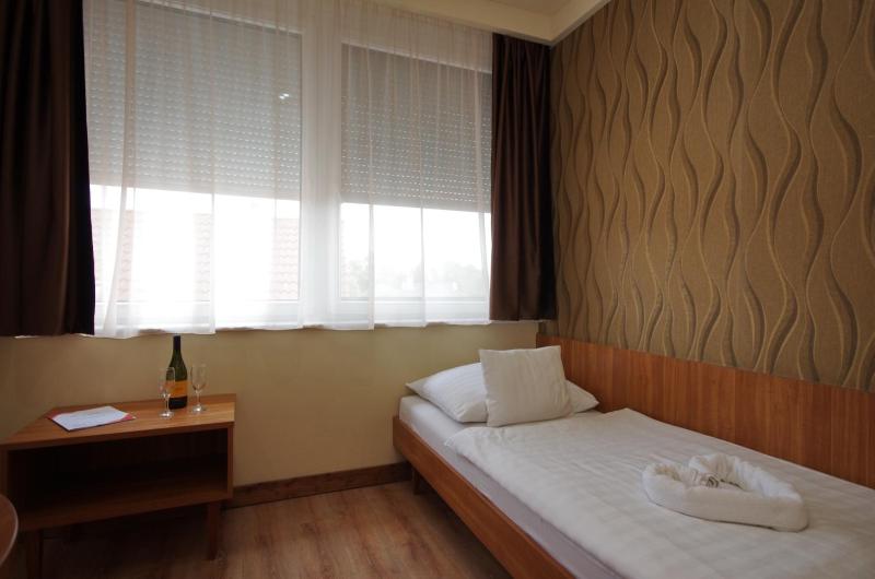Standard Single Room image 3