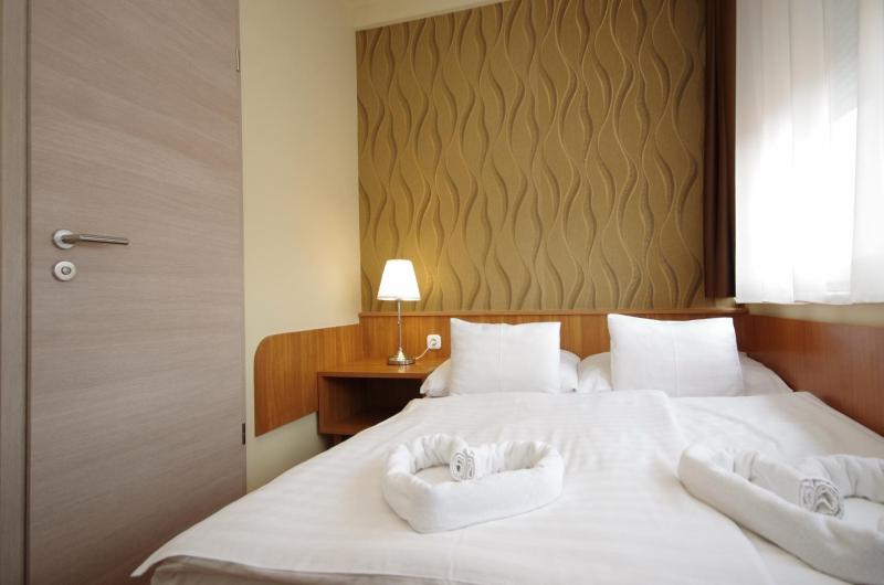 Standard Double Room image 3