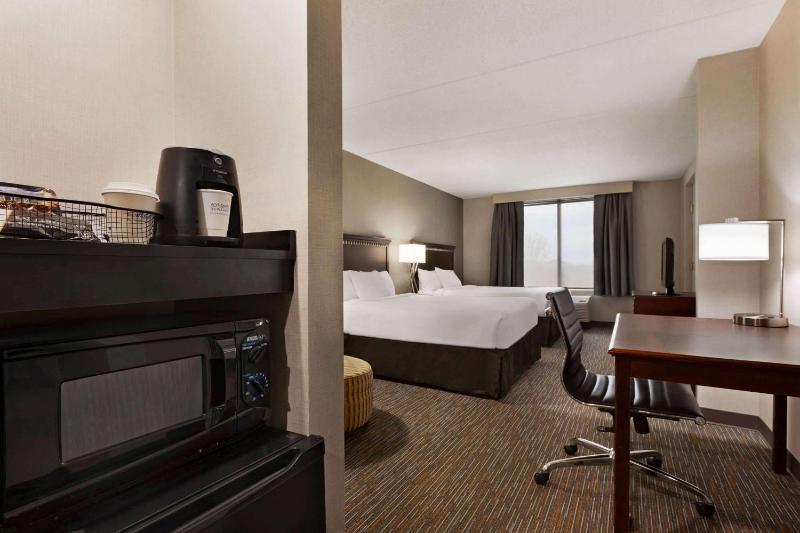 Queen Room with Two Queen Beds and Bath Tub - Mobility Accessible/Non-Smoking image 2