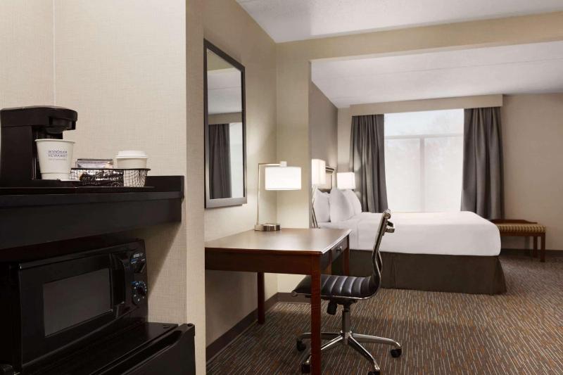 Deluxe King Room - Non-Smoking image 2