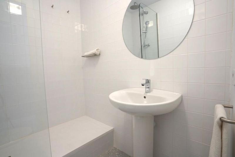 Double Room with Balcony image 2