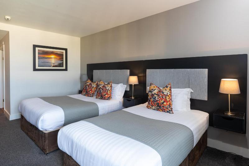 Standard Twin Room image 3
