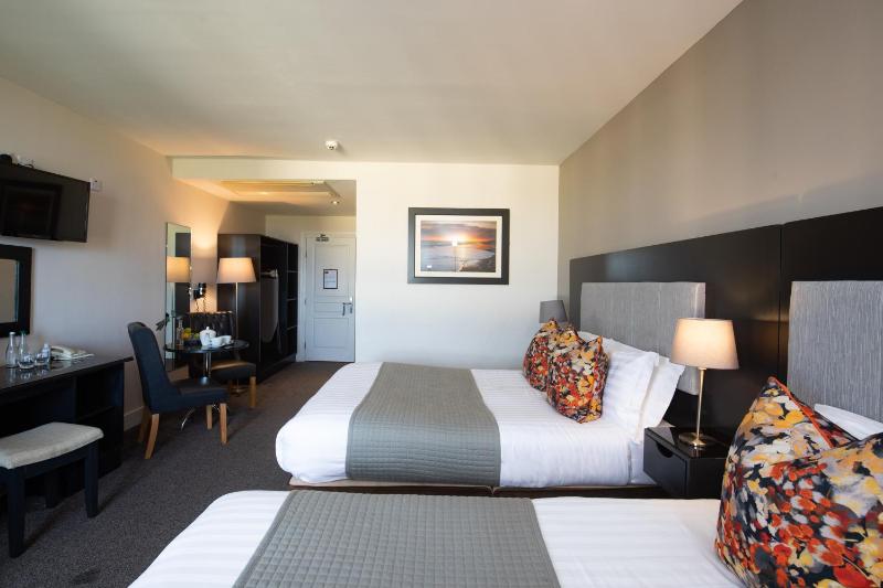 Standard Twin Room image 4