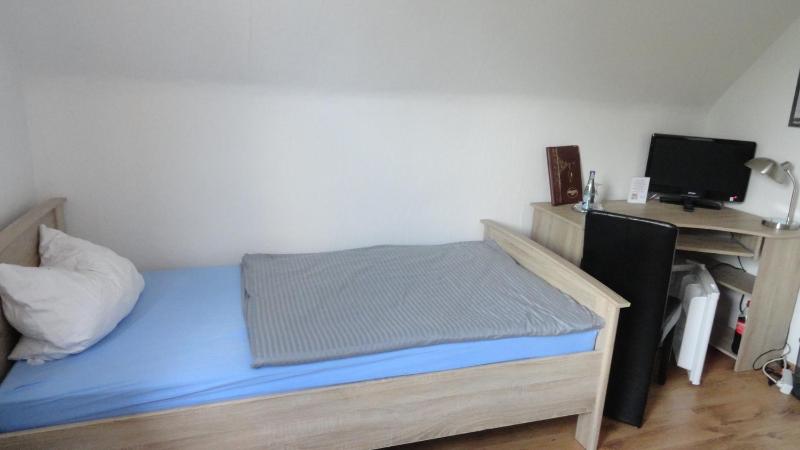 Standard Single Room image 3