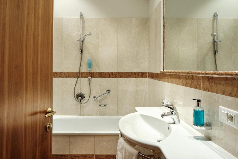 Junior Suite with Pool View image 4