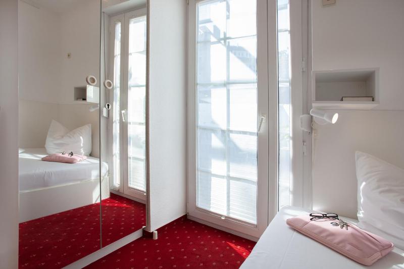 Standard Single Room image 4