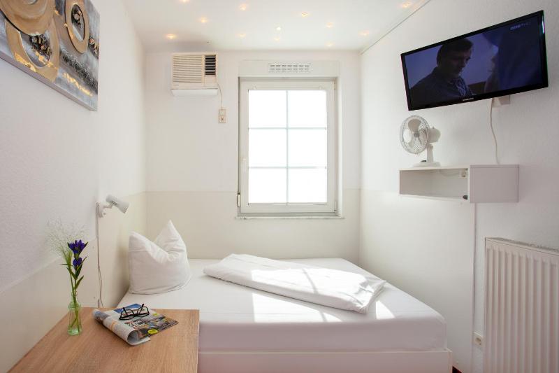 Standard Single Room image 4