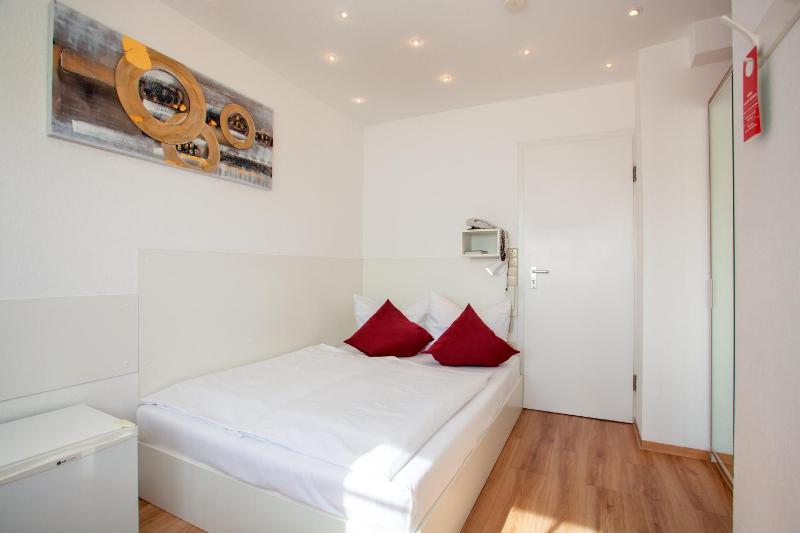 Micro Double Room image 4