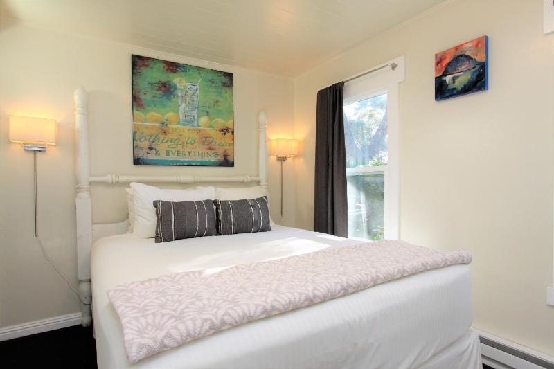 Queen Room with Garden View image 4