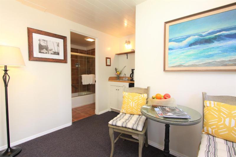 Queen Room with Garden View image 2
