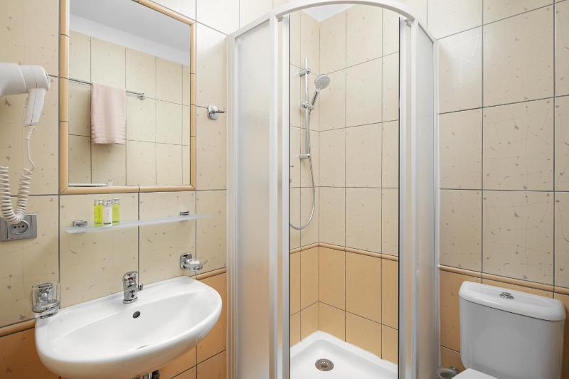 Double Room with Extra Bed image 2