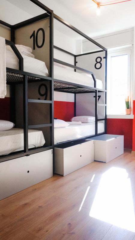12-Bed Mixed Dormitory Room image 4