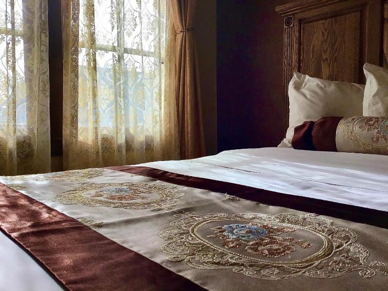 Deluxe King Room - Non-Smoking image 3
