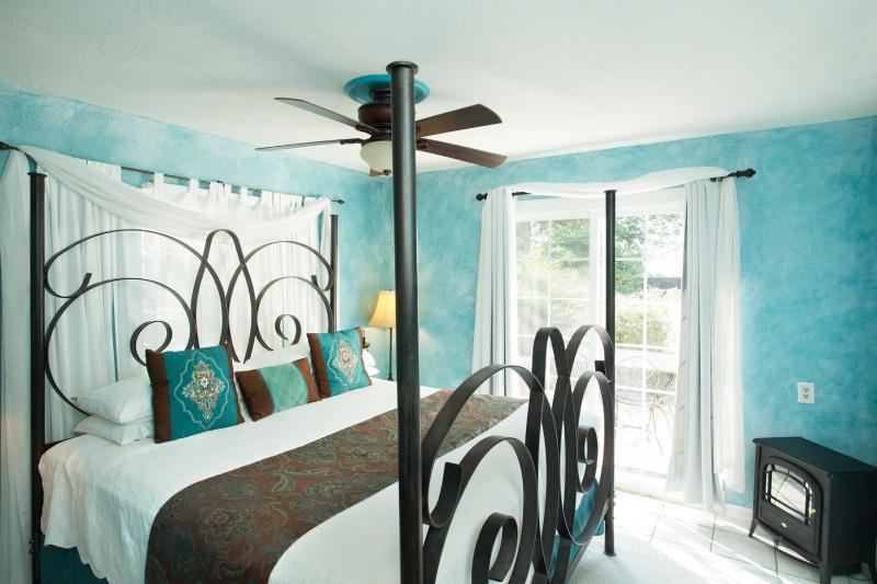 King Room with Lake View image 4