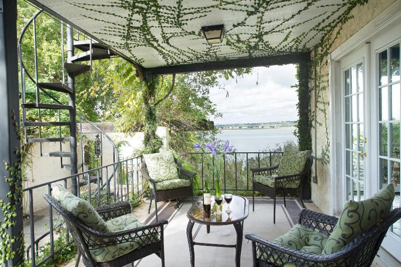 King Room with Lake View image 2