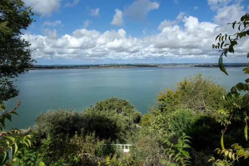 Queen Room with Lake View image 3