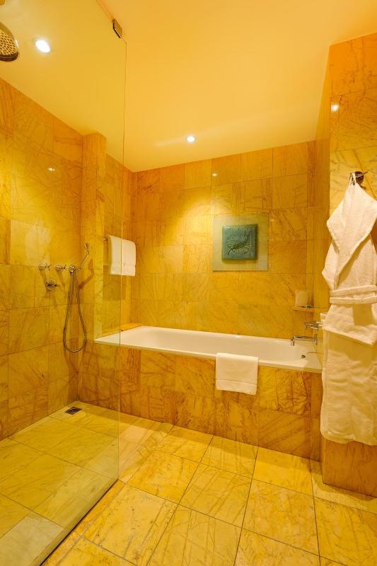 Deluxe King Room image 3