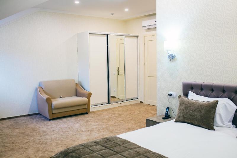 Double Room with Extra Bed image 1