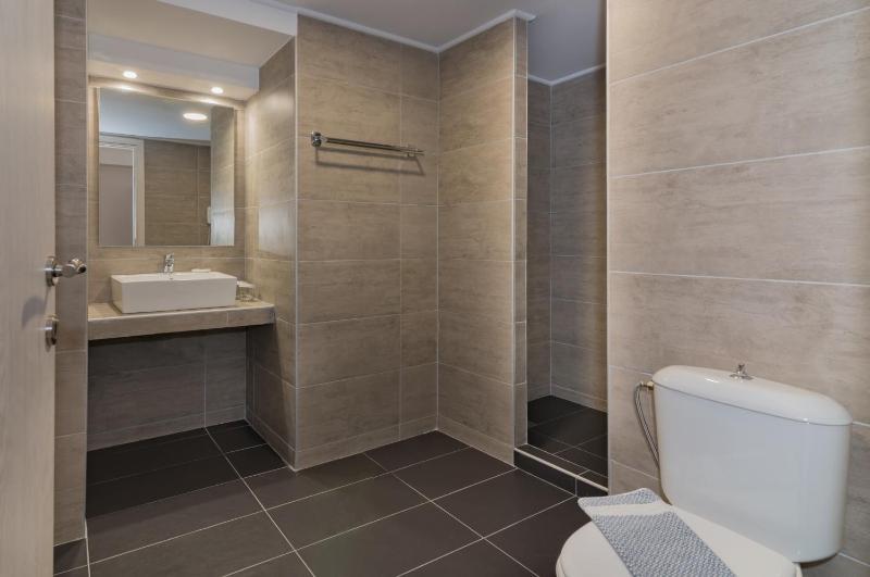 Double/Twin Room with Garden View - Ground Floor image 3