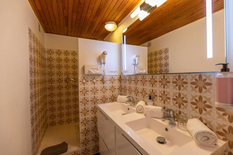 Connecting Quadruple Room image 1