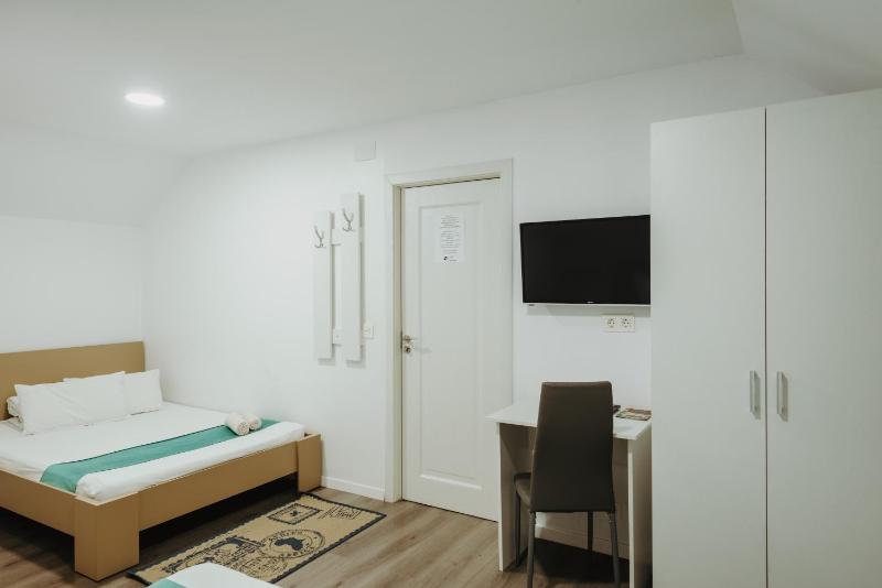 Triple Room with Private Bathroom image 3