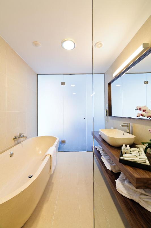 Double or Twin Room with Balcony and Golf View - Free SPA Access image 4