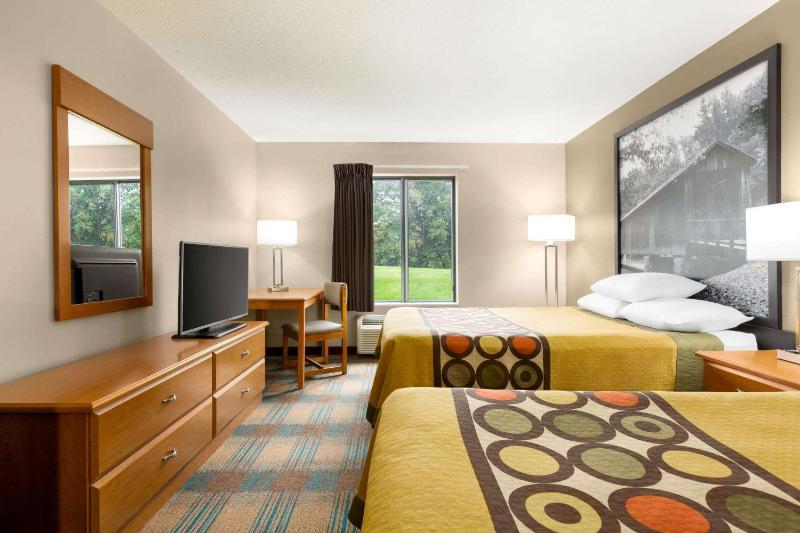 Queen Room with Two Queen Beds - Non-Smoking image 3