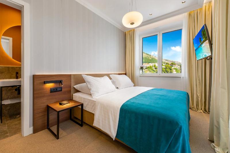 Family Room with Sea View and Terrace image 1