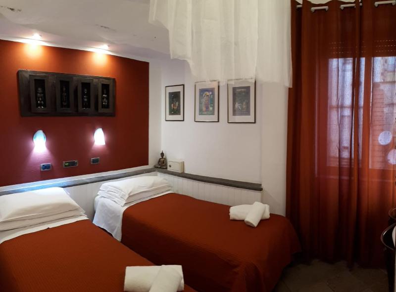 Twin Room image 2