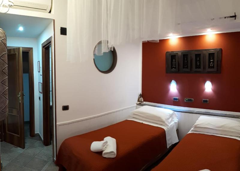Twin Room image 3