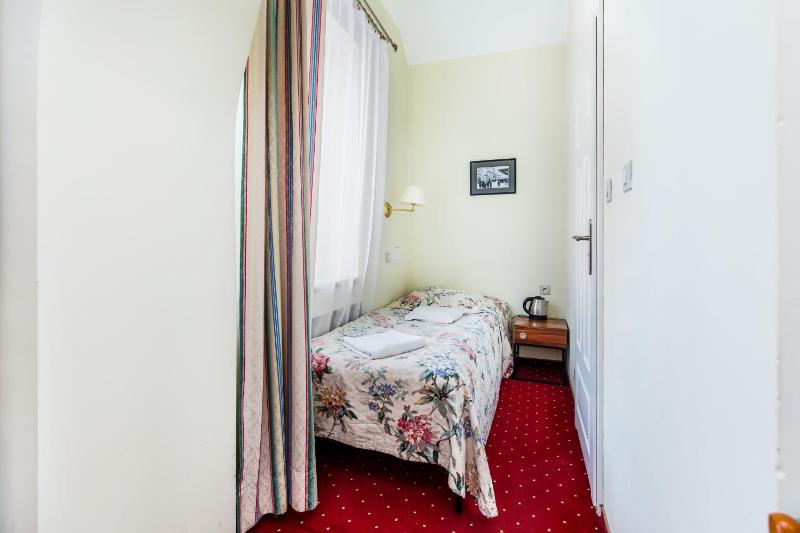 Classic Twin Room image 2