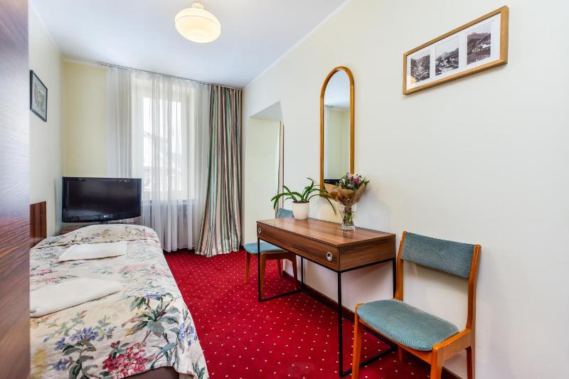 Classic Twin Room image 3