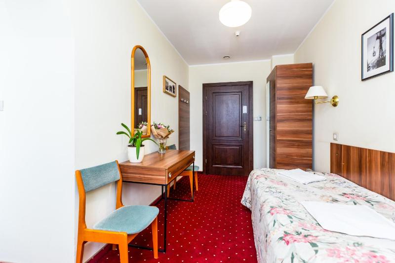 Classic Twin Room image 4