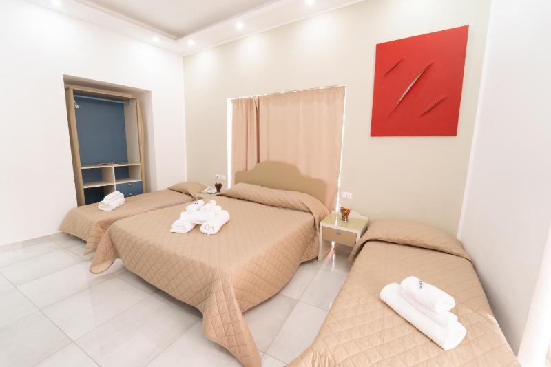 Superior King Room image 3