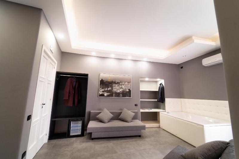 Deluxe Suite with Spa Bath image 4