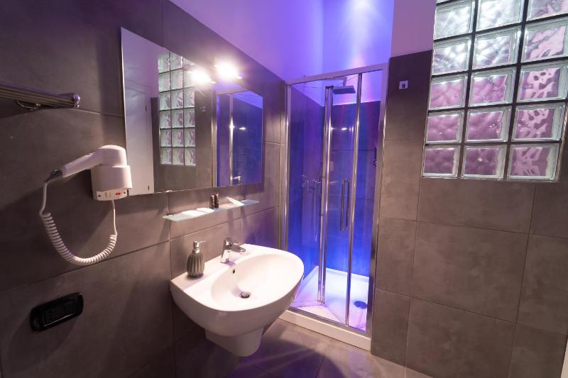 Deluxe Suite with Spa Bath image 3