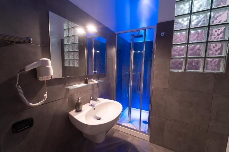 Deluxe Suite with Spa Bath image 2
