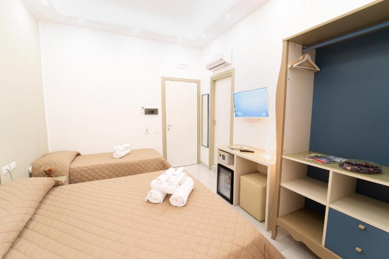 Deluxe Room image 3