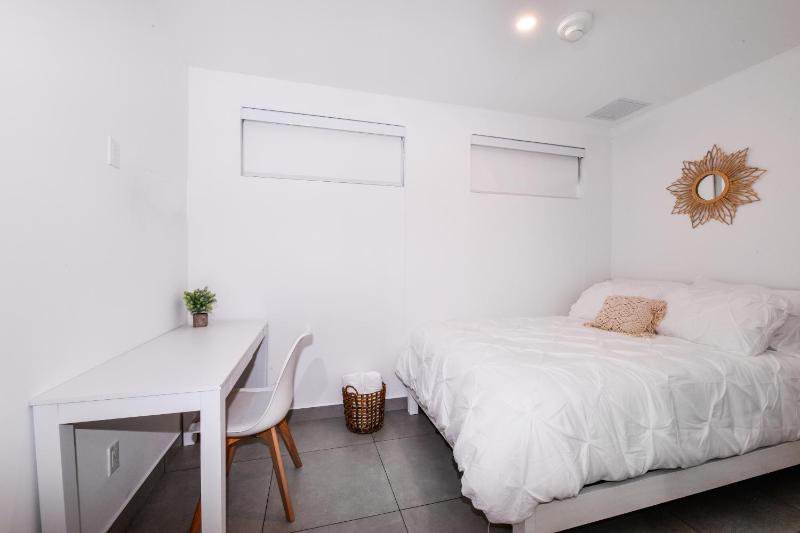 Stylish luxury condo central location ocean view pool - image 6