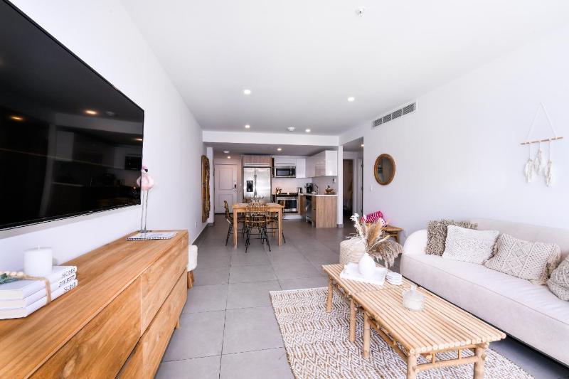 Stylish luxury condo central location ocean view pool - image 3