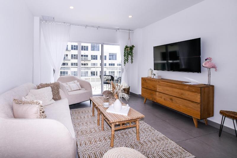 Stylish luxury condo central location ocean view pool - image 14
