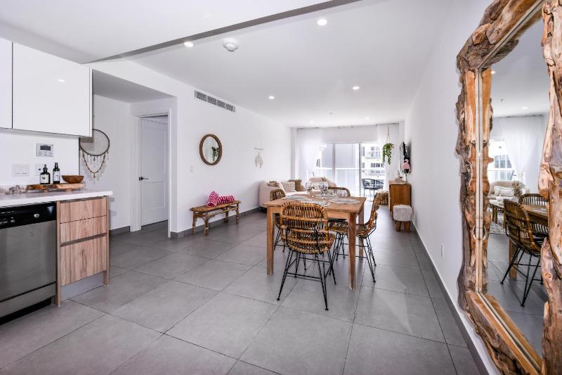 Stylish luxury condo central location ocean view pool - image 18