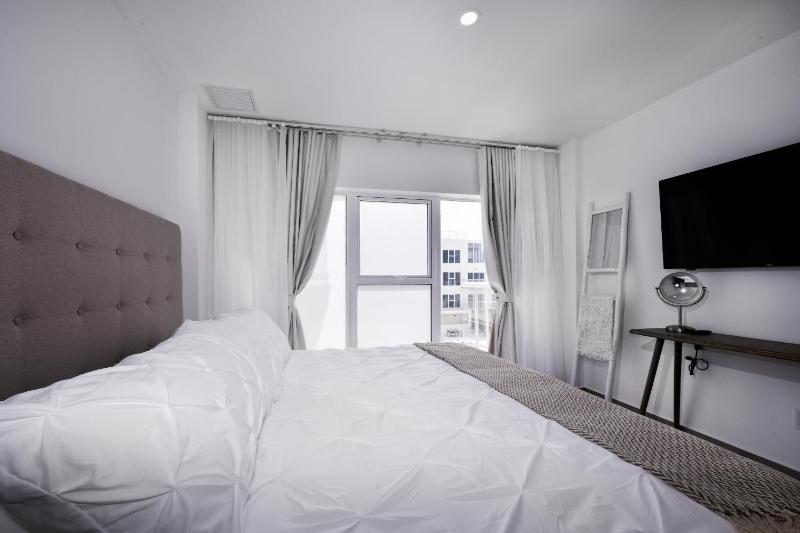 Stylish luxury condo central location ocean view pool - image 19